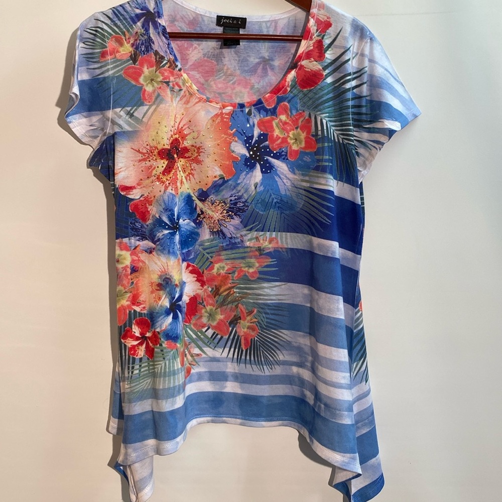 Joei & i - Womens embellished floral top. Size L